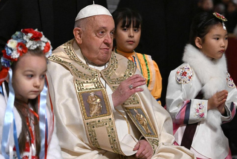 Pope kicks off Christmas under shadow of war