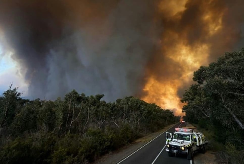 Rural communities urged to flee east Australia bushfire