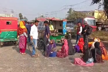 RMG workers block Chandra-Nabinagar highway