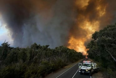 Rural communities urged to flee east Australia bushfire