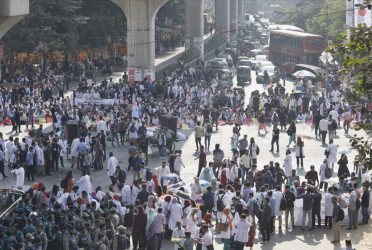 Postgrad trainee doctors block Shahbagh, demand Tk50,000 allowance