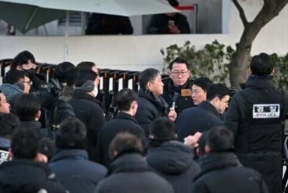 South Korea investigators in standoff to arrest President Yoon