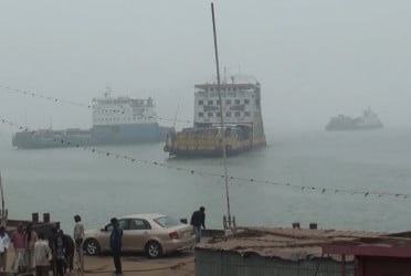 Fog disrupts ferry services on Paturia-Daulatdia and Aricha-Kazirhat Routes