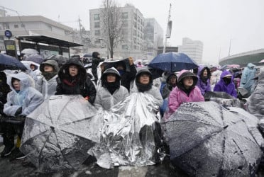 South Korea protesters rally for, against Yoon arrest as deadline looms