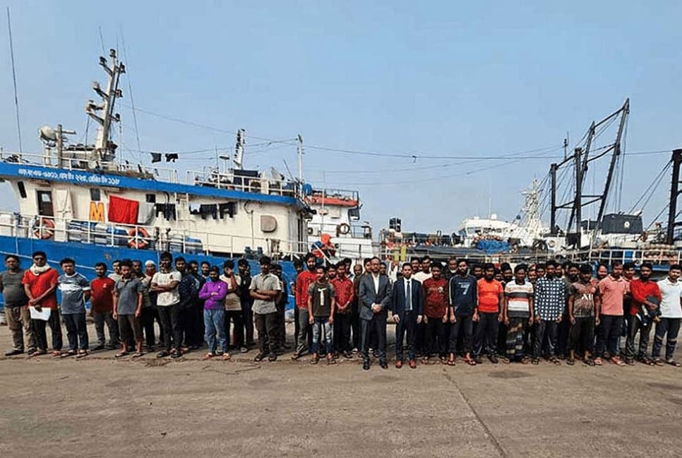 90 Bangladeshi sailors, fishermen return home after detention in India