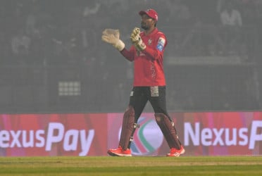 Najmul behind the stumps as Barishal field first against Sylhet