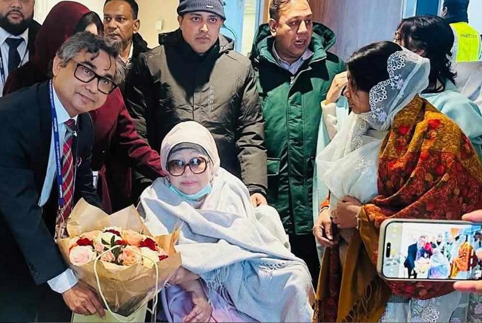 Khaleda Zia reaches London