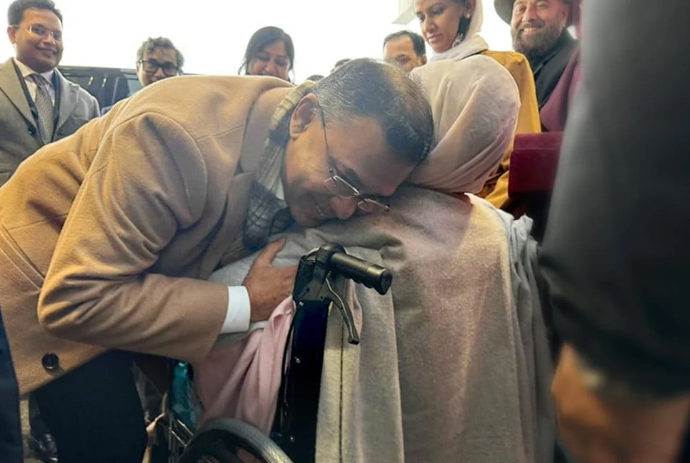 Heartfelt embrace between mother and son after 7 years