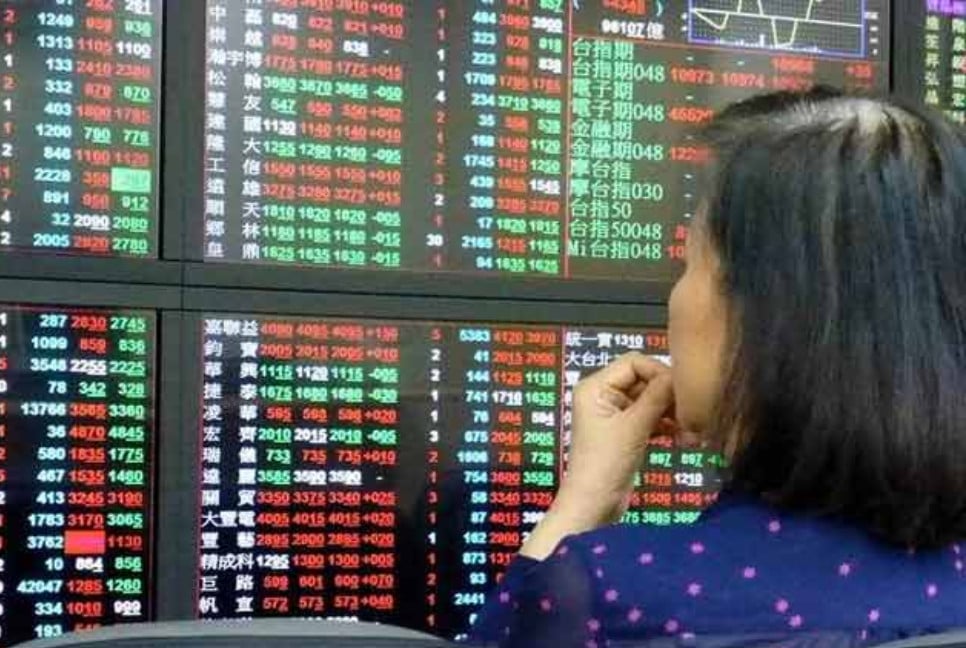 Asian markets drift lower as US jobs data looms