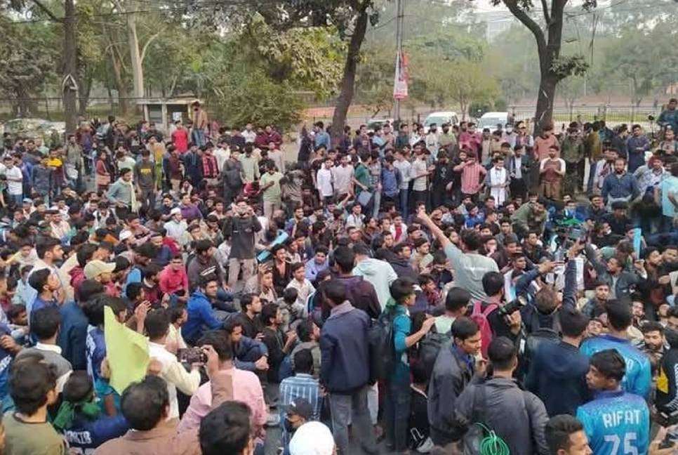 JnU students block Secretariat entrance