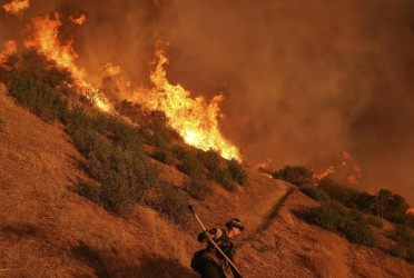 Los Angeles braces for winds as deadly wildfires continue