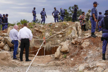 60 dead at illegal S.African mine: Police