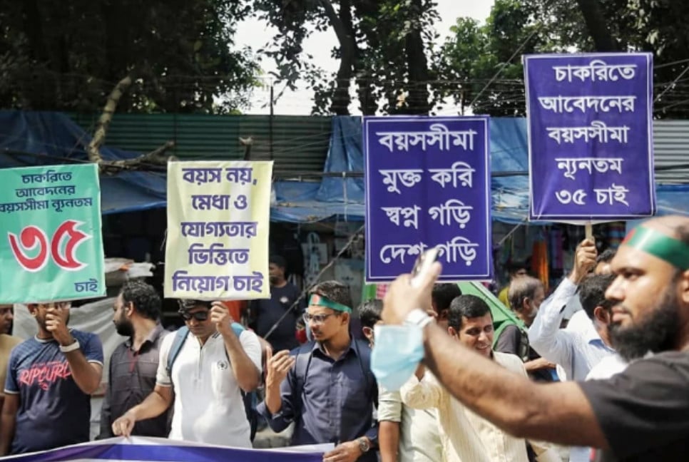 Job seekers hold rally in Shahbagh to set govt job age