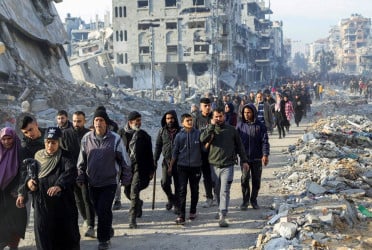 Displaced Gazans return home to ruins amid cease-fire