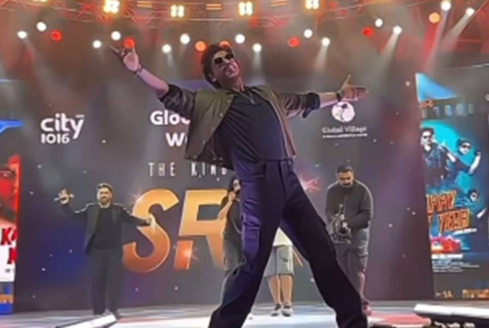 Shah Rukh Khan charms thousands at Dubai