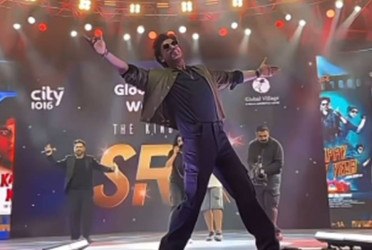 Shah Rukh Khan charms thousands at Dubai