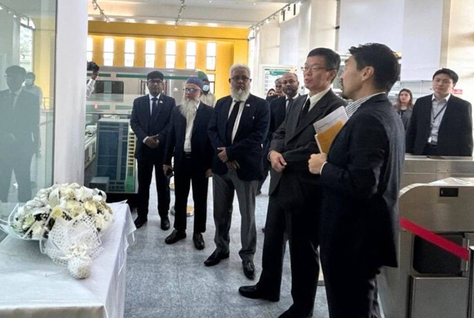 Japanese envoy pays tribute to Holey Artisan victims