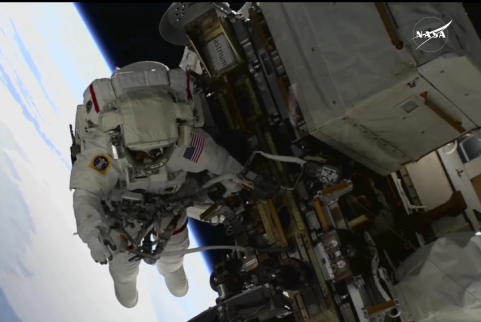 NASA’s 2 stuck astronauts take their first spacewalk together