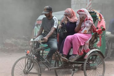 Dhaka’s air quality turns “unhealthy” this morning