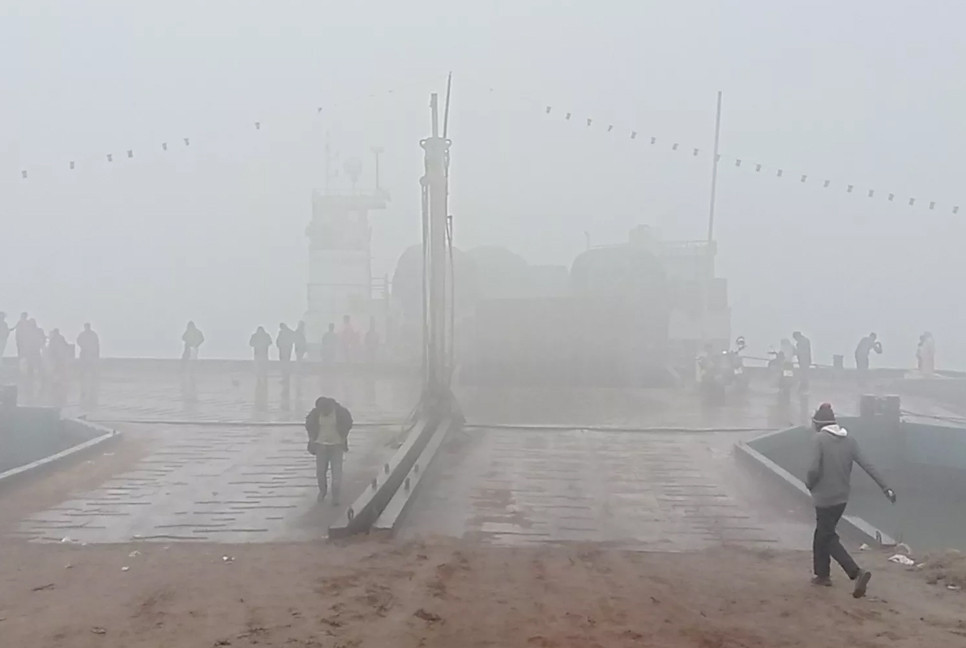 Fog disrupts ferry services on Aricha-Kazirhat and Paturia-Daulatdia routes