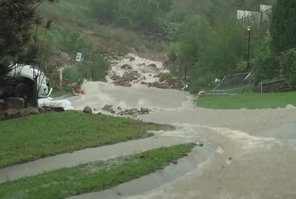 Thousands flee homes as floods hit Australia