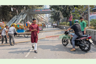 Titumir College students block Gulshan-Mohakhali road