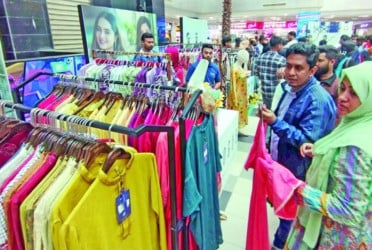 Bashundhara City Shopping Mall overwhelms customers with mega clearance sale