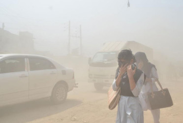 Dhaka suffocates as air quality plunges to 'hazardous' this morning