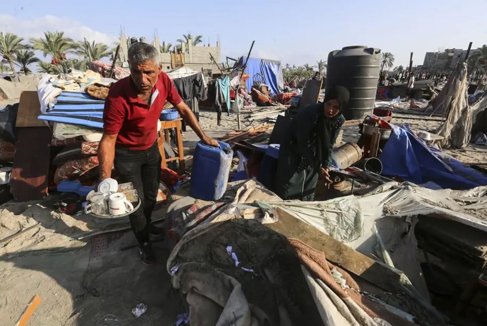 Palestinians sleeping in streets without basic supplies