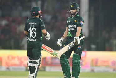 Pakistan in tri-nation series final with record chase