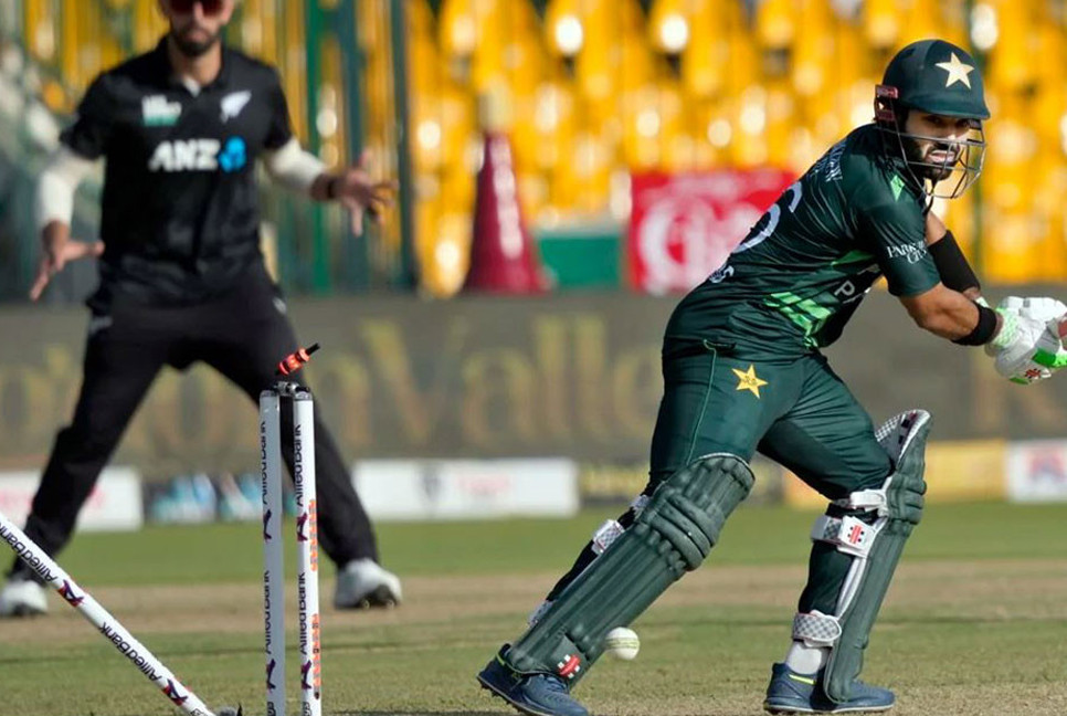 New Zealand clinch tri-series title with a 5-wicket win against Pakistan