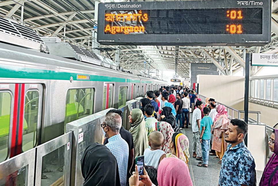 Metro Rail sets record carrying 4 lakh passengers