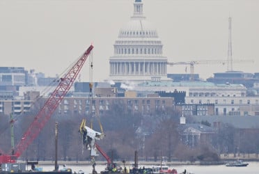 Washington air disaster probe uncovers instrument, comms issues.