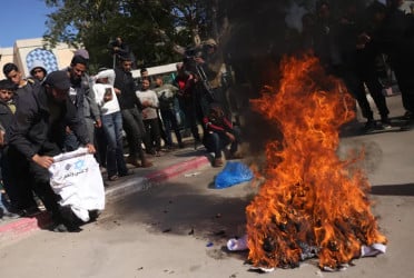 Palestinians burn ‘humiliating’ shirts after release