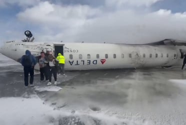 All aboard survive after airplane flips in Toronto