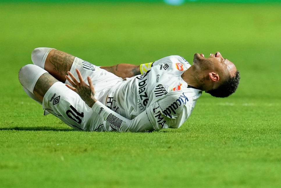 Neymar among the players protesting artificial turf pitches in Brazil