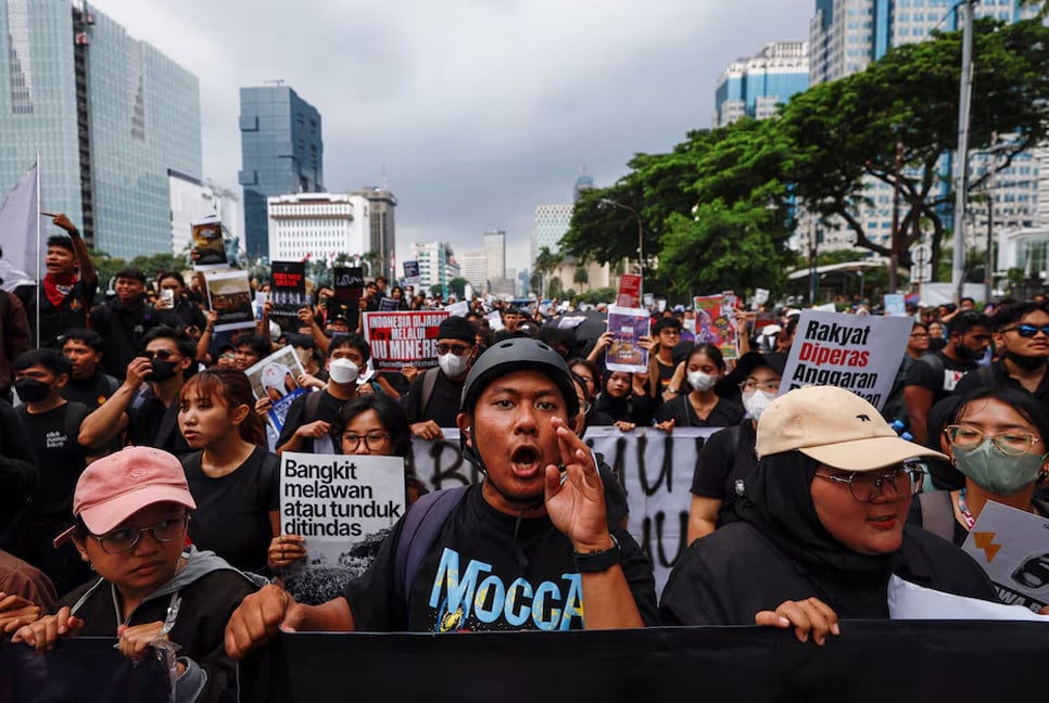 Protesters extend 'Dark Indonesia' rally against Prabowo's policies