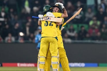 Inglis leads Australia to record chase against England