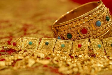 Gold price inches down