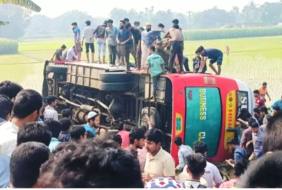 Kushtia road crash leaves 25 IU students injured