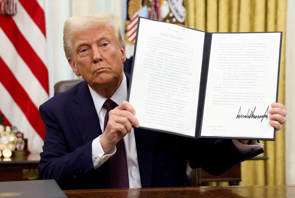 Trump signs executive order making English U.S. official language