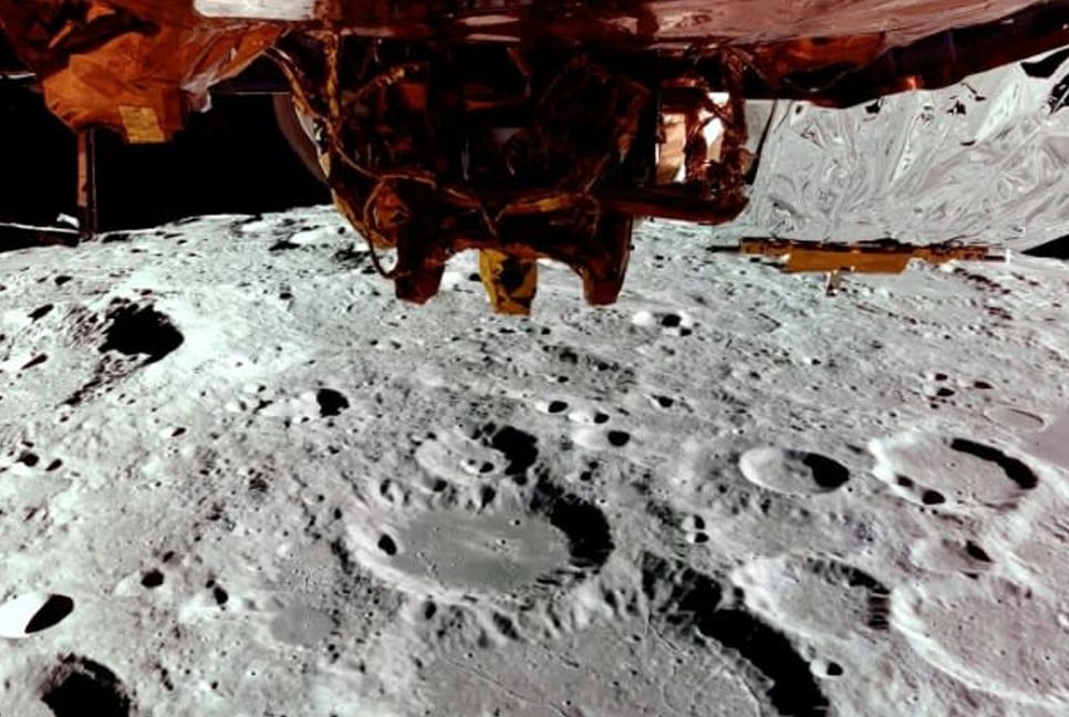 Private US spaceship hours from Moon landing