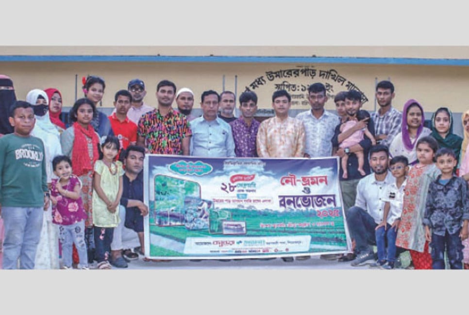 Bashundhara Shuvosangho organises boat trip, picnic in Pirojpur