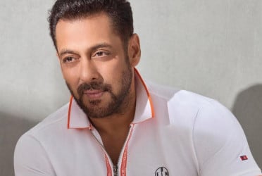 Salman donates $10,000 to crew member