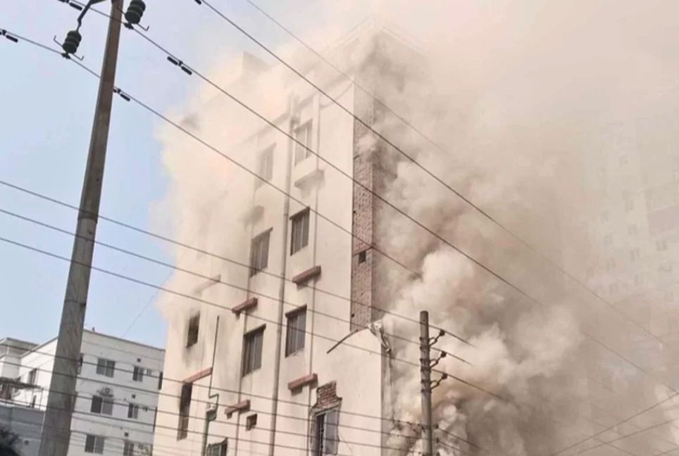 Fire kills four at Shahjadpur residential hotel