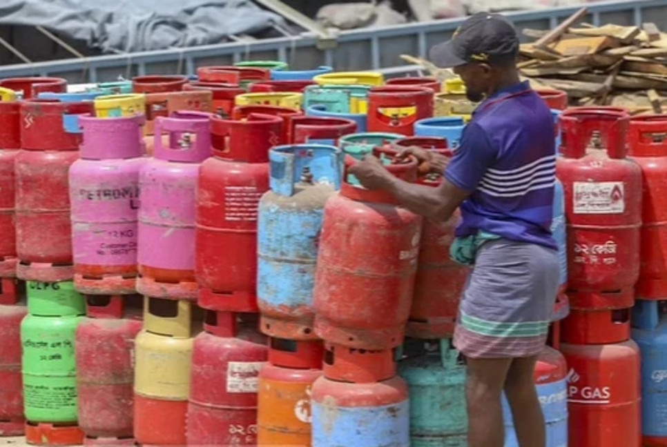 Price of 12-kg LPG cylinder goes down by Tk 28