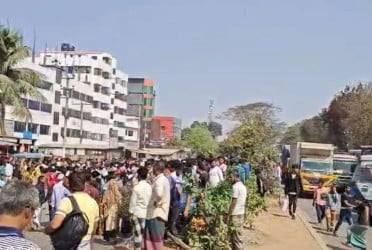 Battery-run auto-rickshaw drivers block Dhaka-Mymensingh highway