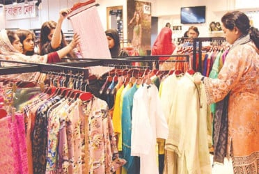 Customers flock to Bashundhara City for comfortable attire, exclusive discounts