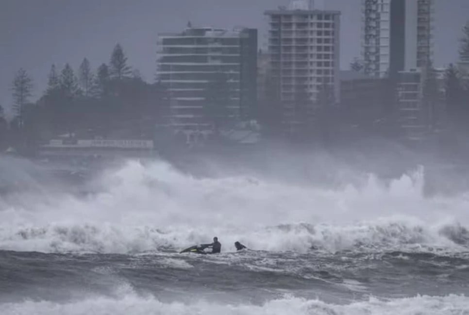 'Erratic' cyclone creeps towards eastern Australia