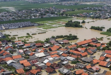 1 dead, 7 missing in Indonesia floods and landslides